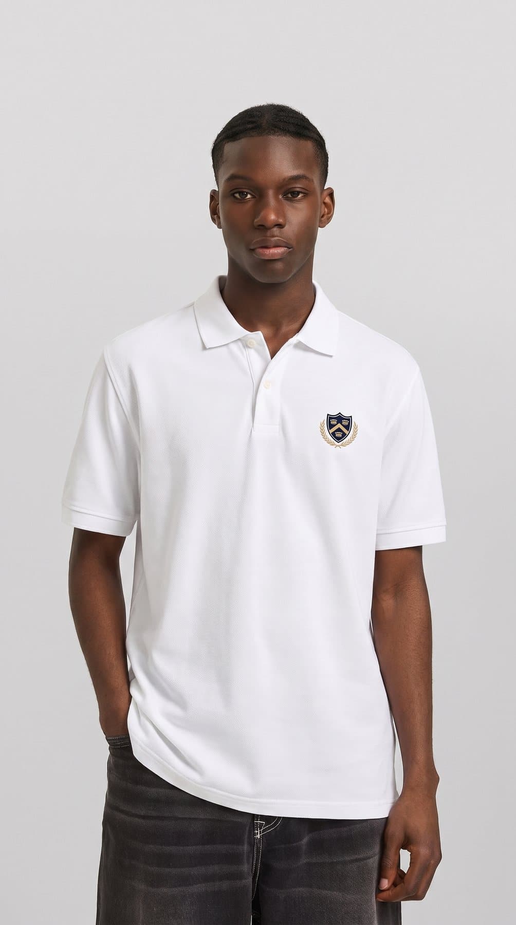 Garçon portant l'uniforme SHUNAAM