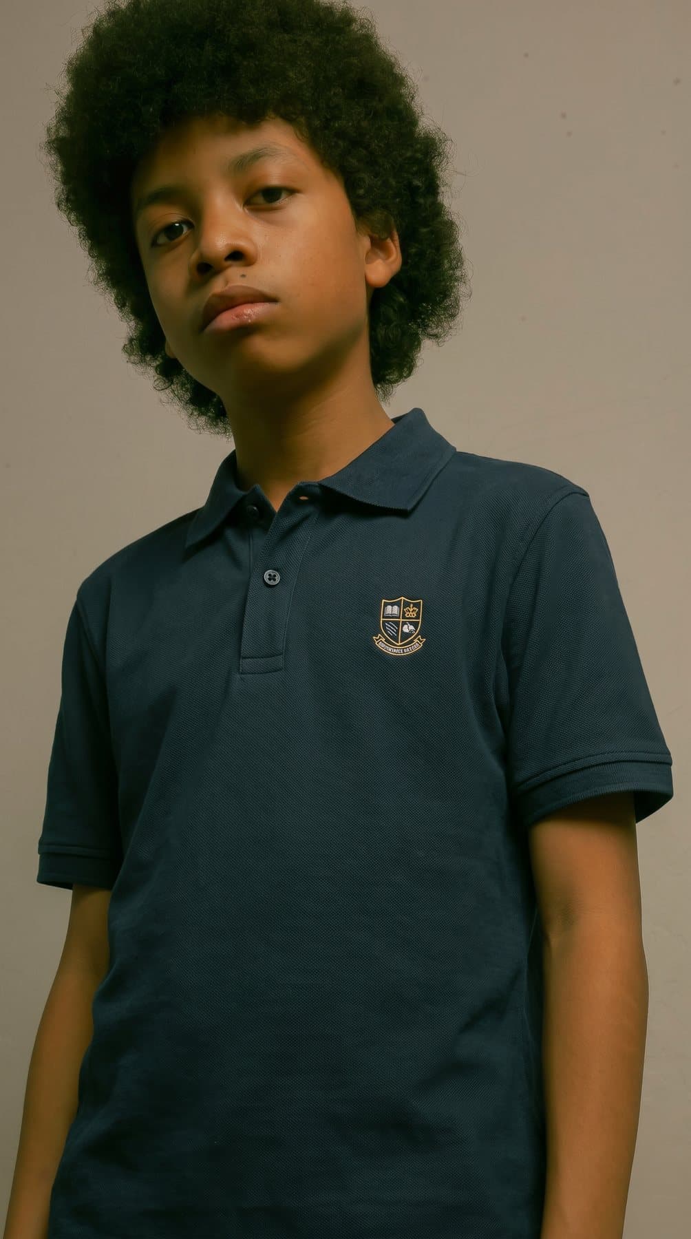 Garçon portant l'uniforme SHUNAAM